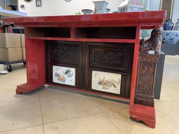 A Chinese qianjiang cai plaque mounted in a wooden table, 19/20th C.